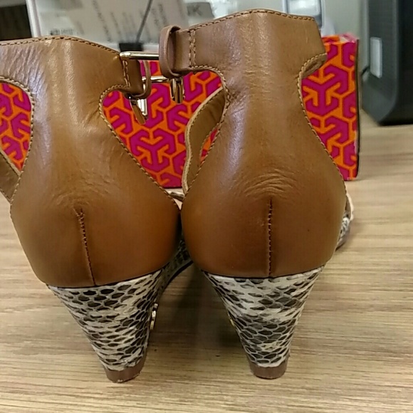 Tory Burch Savannah snakeskin wage sandal - Picture 7 of 8